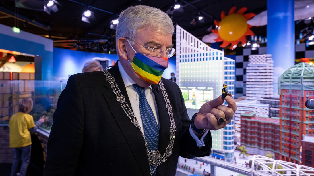 Burgemeester Jan van Zanen met zijn lego-doppelganger