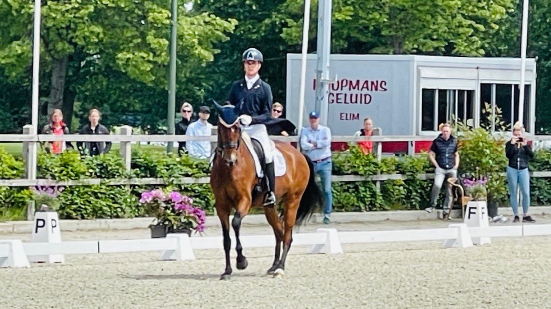 Marten Luiten stuurt zijn paard Fynona door de dressuurring (archief)