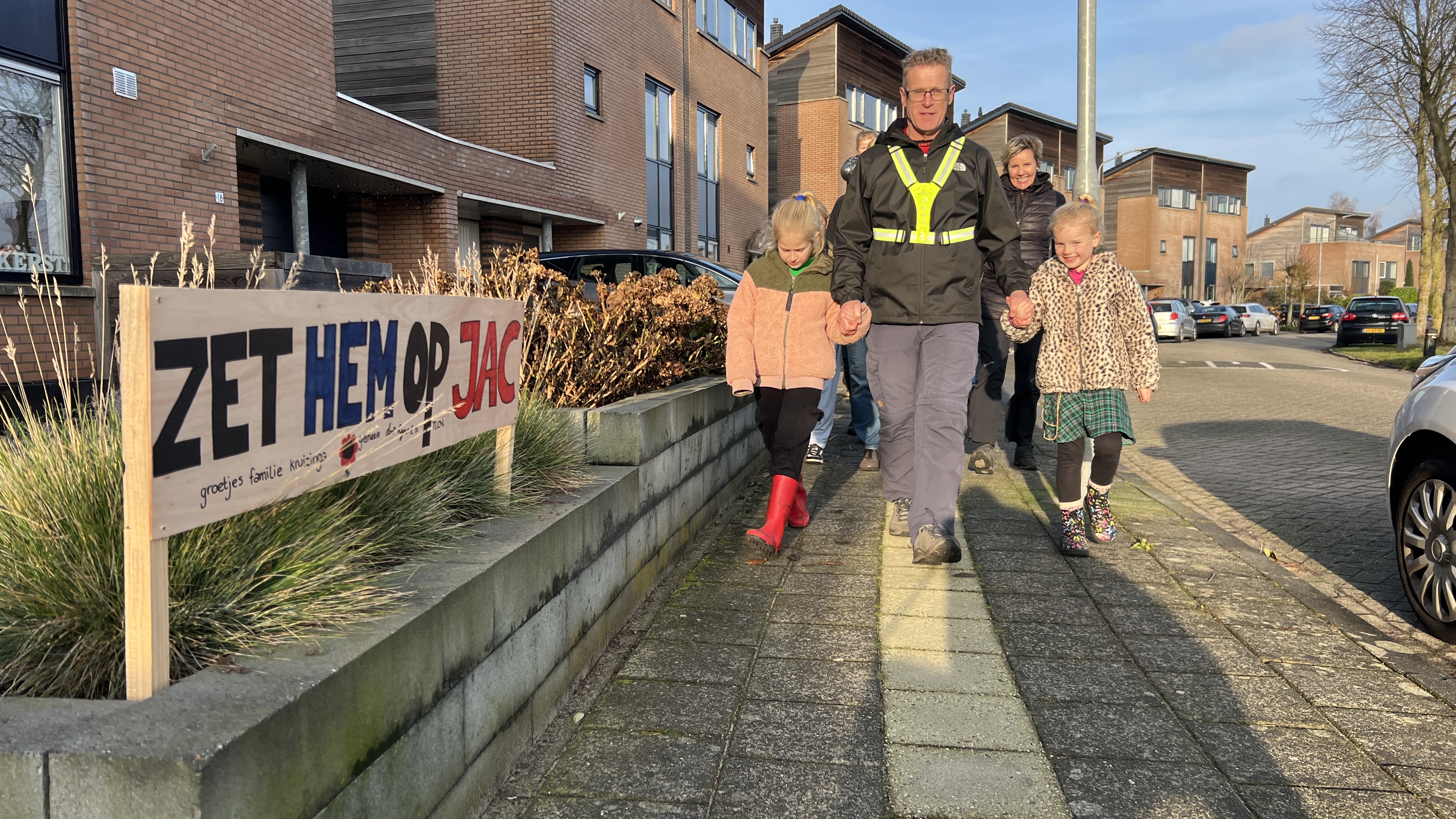 Emoties Spelen Op Bij Assenaar Die Wandelt Voor Onderzoeksgeld ...