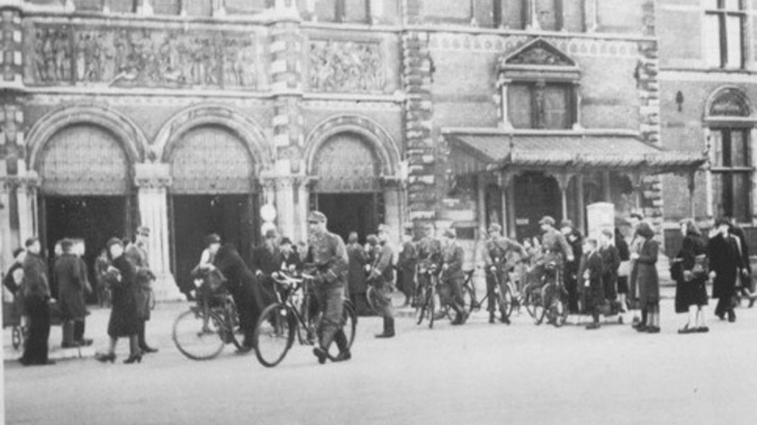 Duitsers vorderen fietsen in Amsterdam