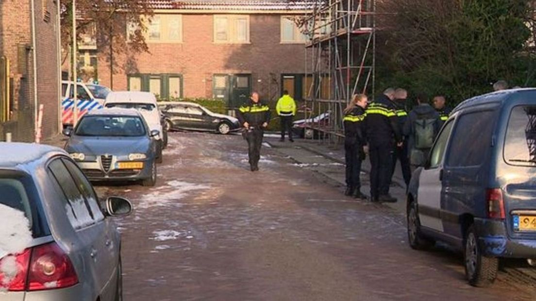 De politie doet onderzoek in de straat van Yuksel na de dodelijke steekpartij.