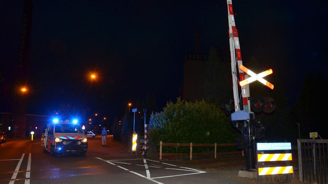 Het spoor tussen Doetinchem en Wehl is weer vrijgegeven na een ongeval zaterdagavond met een politiebusje. Vlakbij het station Doetinchem botste een trein op het busje, waarmee de politie bezig was aan een achtervolging. Daarbij omzeilde de bestuurder een gesloten spoorwegovergang, maar kon de overkant niet meer op tijd bereiken. Niemand raakt gewond.