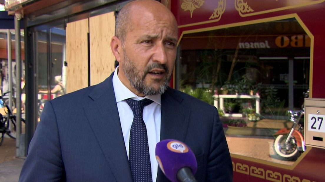 Burgemeester Ahmed Marcouch bij één van de getroffen horecagelegenheden.