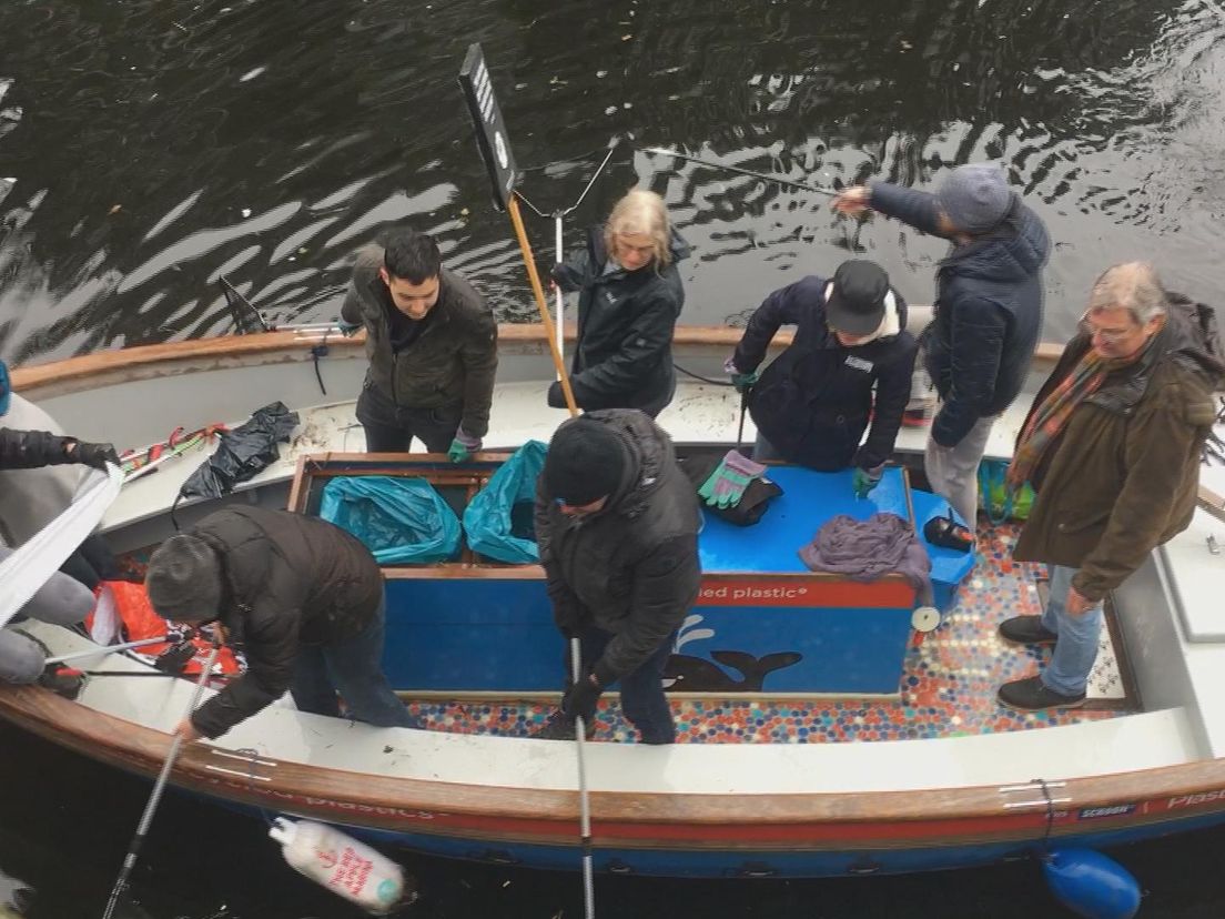 De vrijwilligers op de Plastic Whale Rotterdam