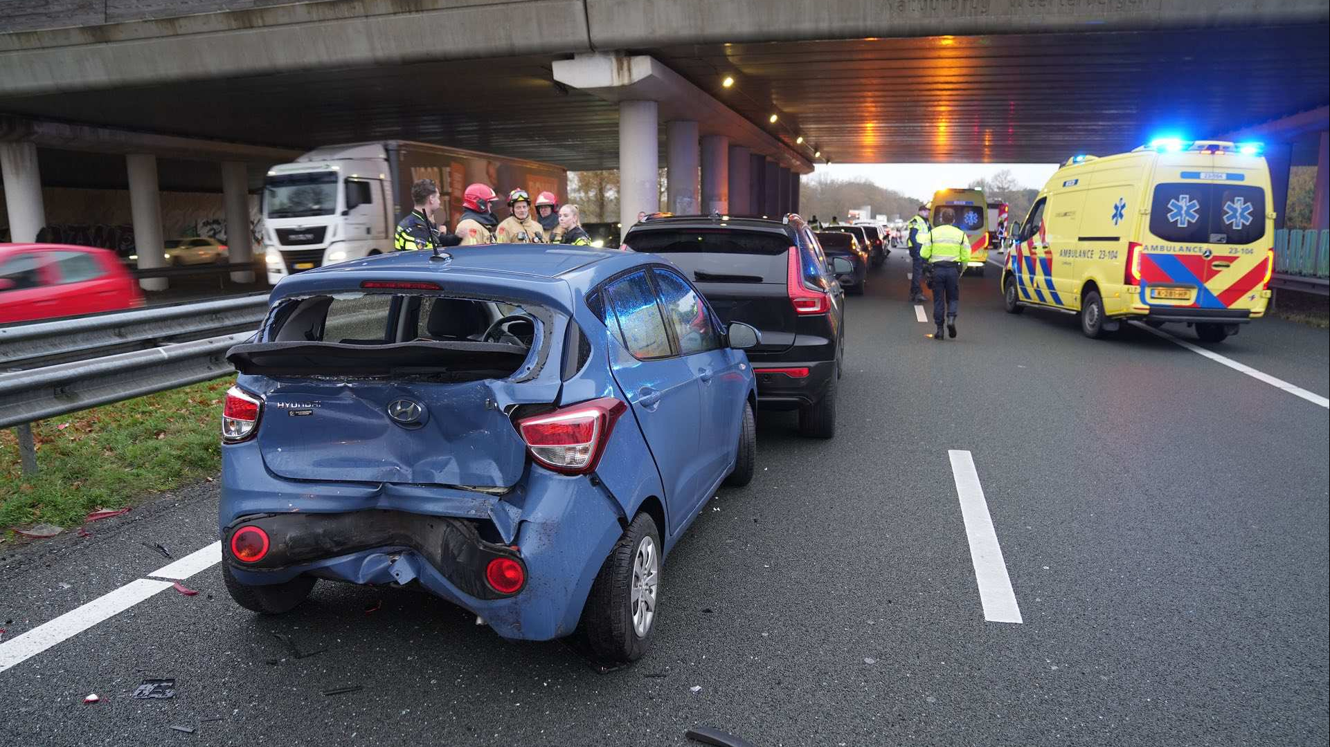 File op A2 bij Weert door dubbele kettingbotsing.