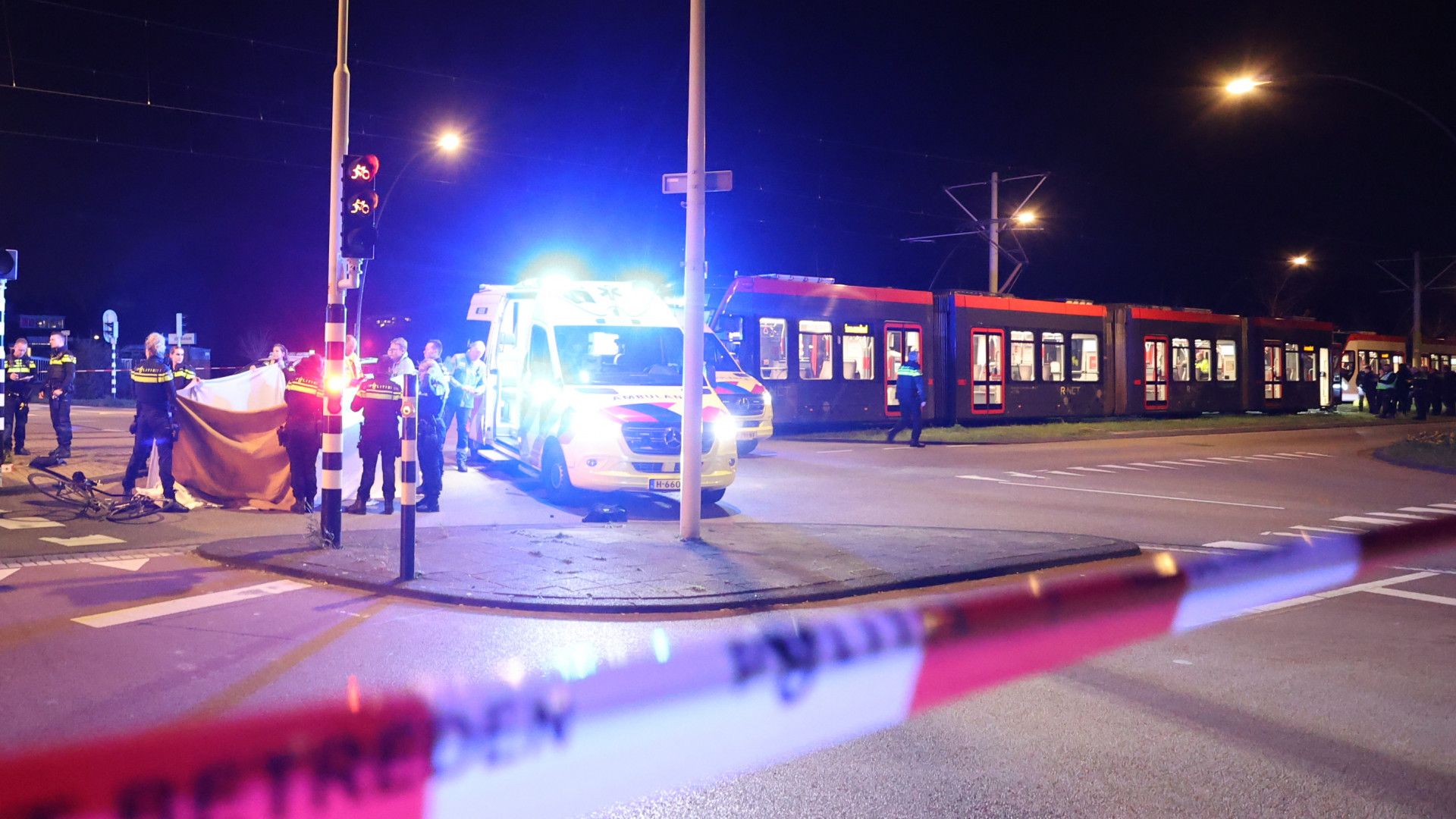 112-nieuws | Fietser Overleden Na Aanrijding Met Tram - Politie Zoekt ...