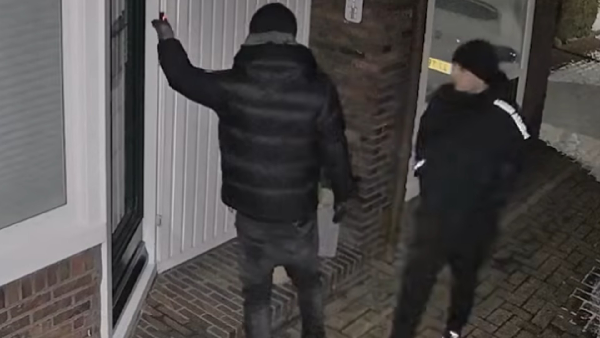 112-nieuws: Politie deelt beelden van woninginbraak Ten Boer