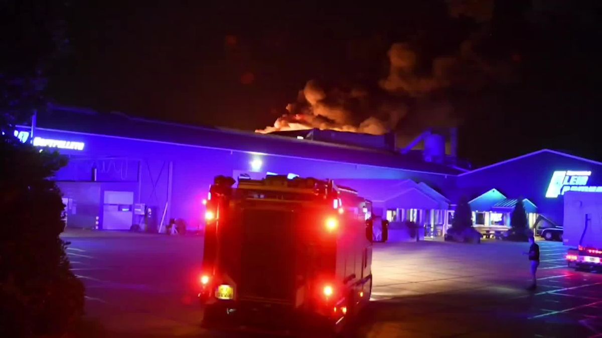 Zeer grote brand bij houtbewerkingsbedrijf in Daarlerveen