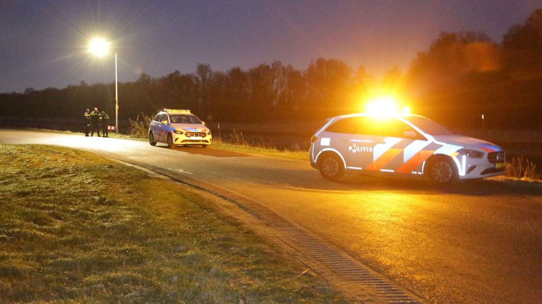 Politie bij de plek in Bornerbroek waar een auto te water is geraakt.