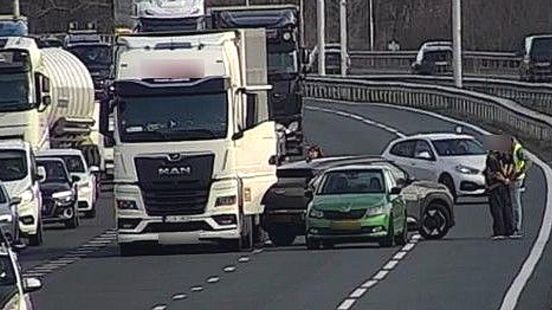 Botsing met meerdere autos en vrachtwagen, A20 dicht. Botsing met meerdere autos en vrachtwagen, A20 dicht.