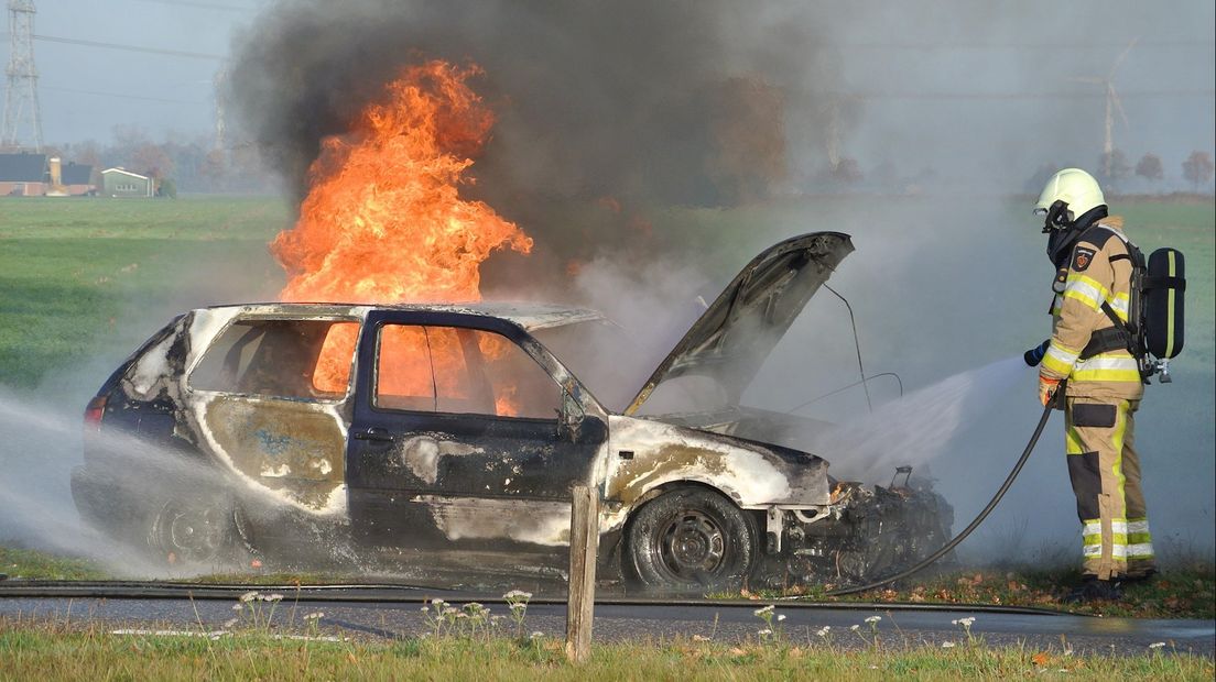 Auto volledig uitgebrand