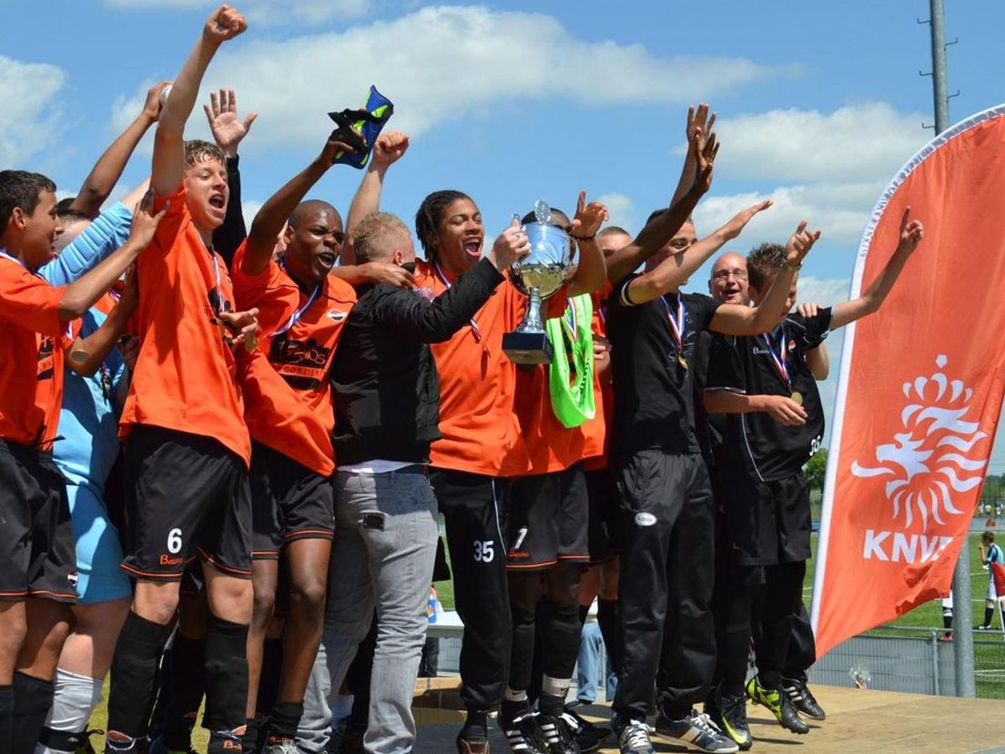 Jordy Dekker naast Denzel Dumfries nadat ze met de B1 de KNVB-Beker hebben gewonnen