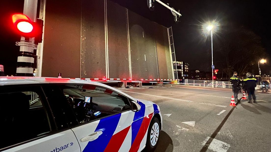 Politieagenten bij het ongeval waarbij Patrick Wissink van De Prinsenbrug in Haarlem is gevallen