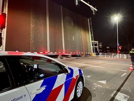 Leidenaar (28) zwaargewond na val van openstaande brug in Haarlem