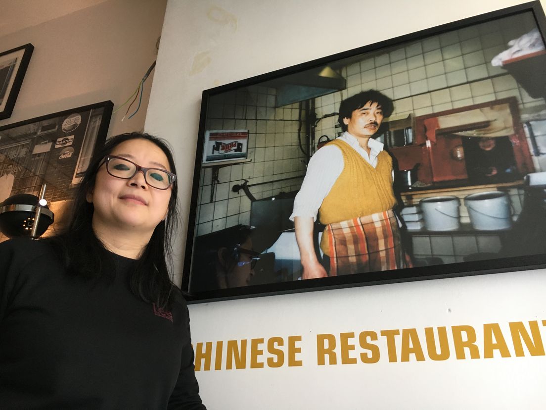 Fenmei Hu bij de foto van haar vader