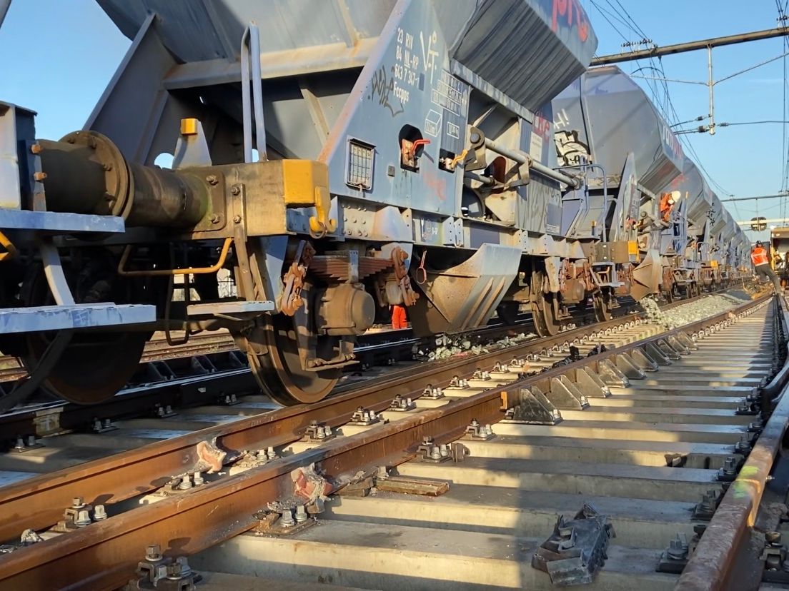 Nieuwe ballast wordt door een trein op de juiste plek aangebracht