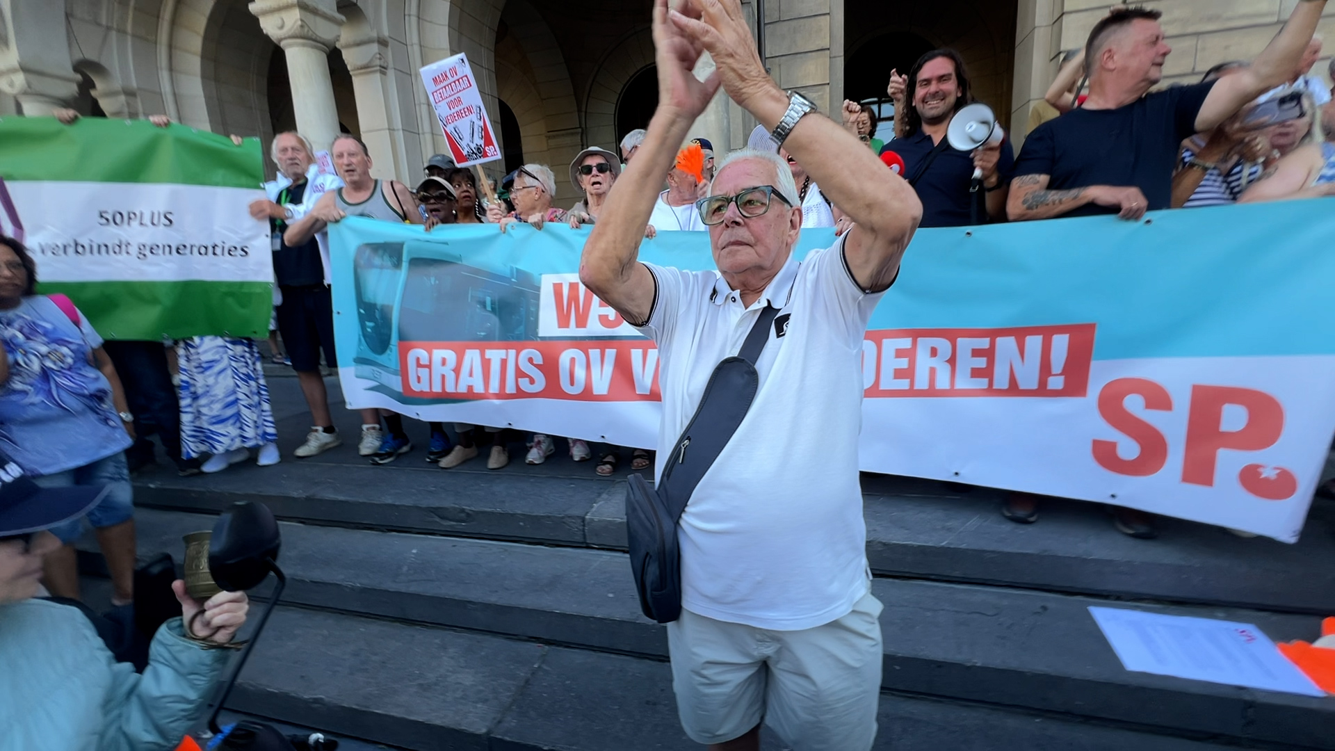 Vorige week protesteerden tientallen ouderen tegen het schrappen van het gratis OV