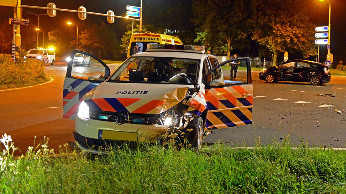 Politiewagen botst op personenauto in Leiden