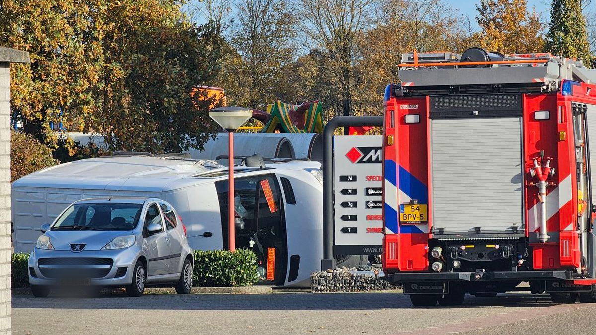 Busje op zijn kant in Schuinesloot, één persoon gewond