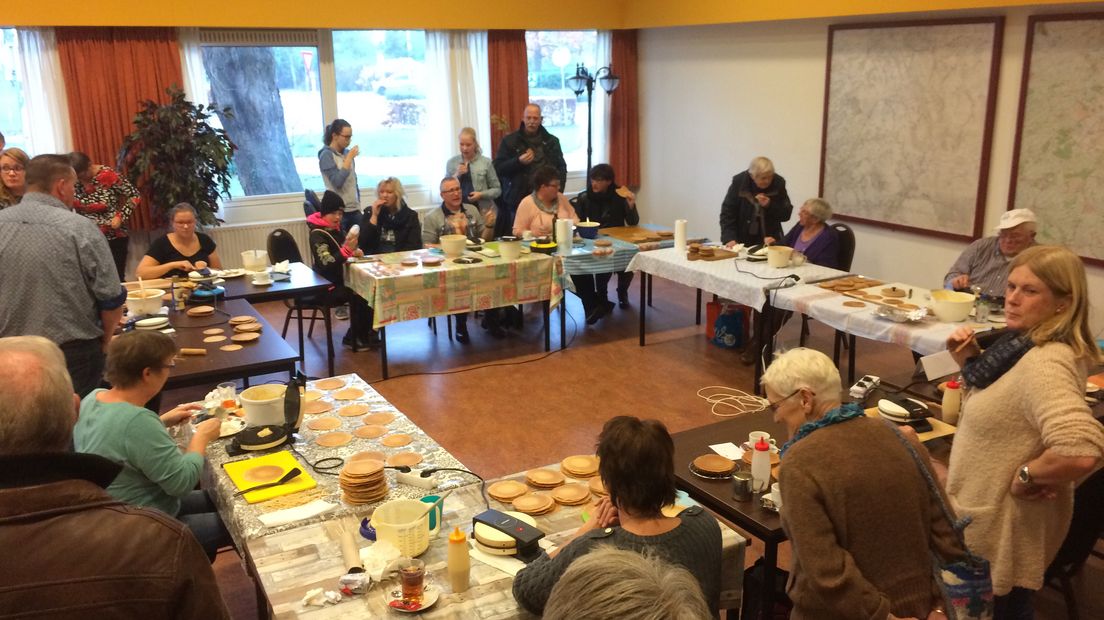 De deelnemers zijn druk aan het bakken.