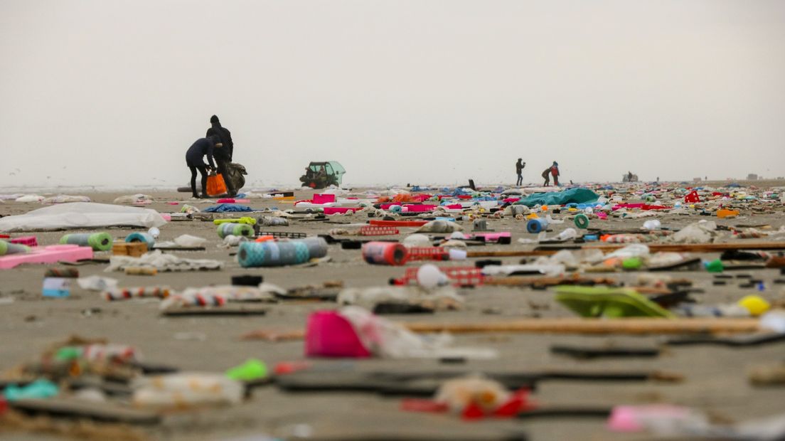 Vrijwilligers helpen mee het strand van Schiermonnikoog schoon te maken tijdens de containerramp in 2019