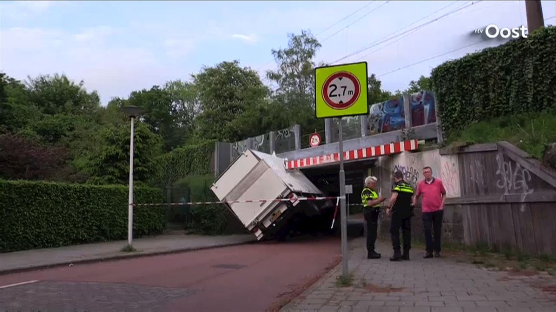 Een vrachtwagen klem onder viaduct Anninksweg in Hengelo.