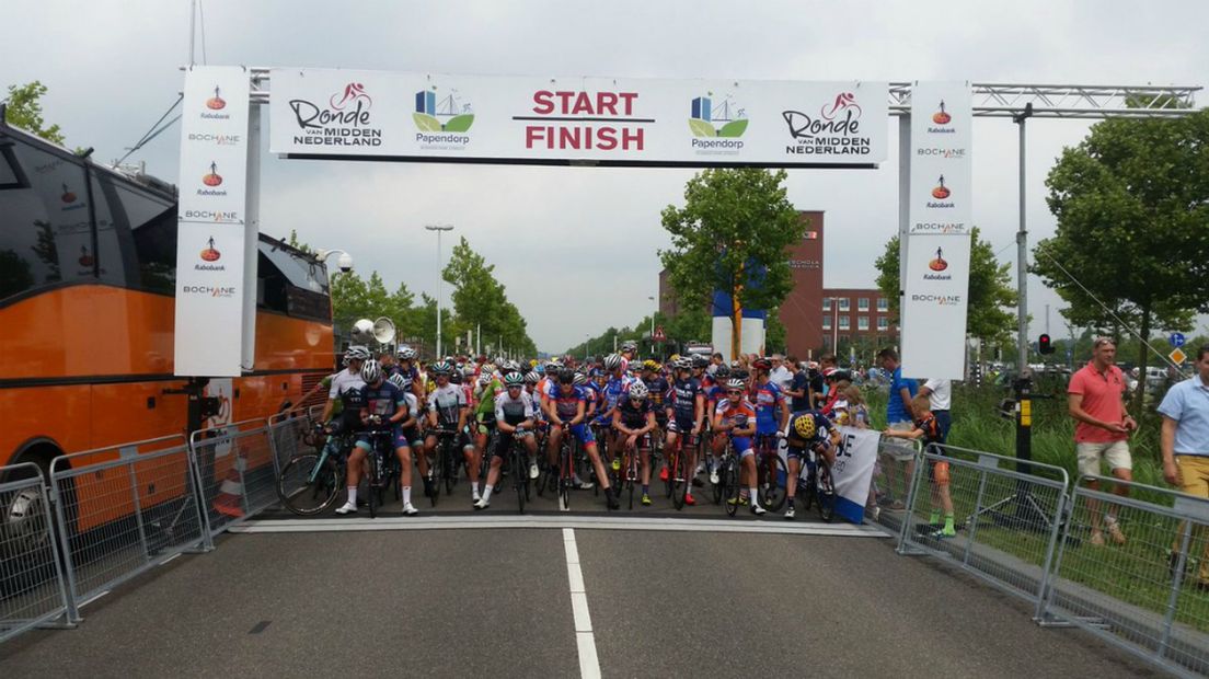 De start van de Ronde van Midden Nederland. Dit beeld zullen we in 2019 niet zien