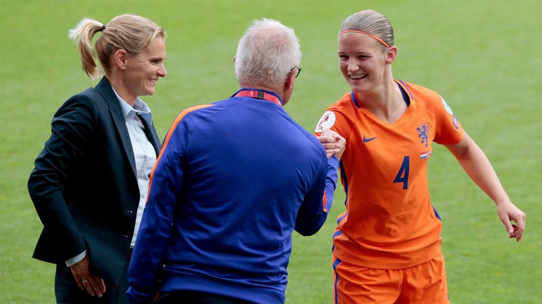 Vreugde bij bondscoach Sarina Wiegman, assistent Foppe de Haan en Mandy van den Berg. 