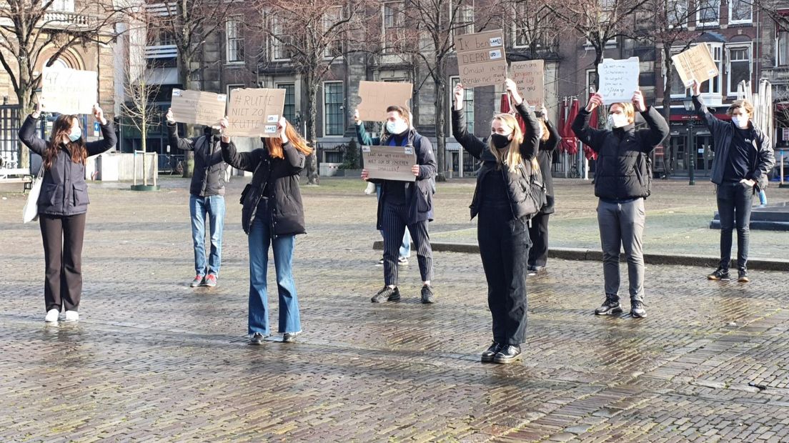 Een handjevol scholieren demonstreert op het Plein