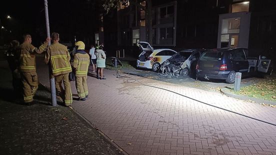 Uur file na ongeluk • vier autos in brand. Uur file na ongeluk • vier autos in brand.