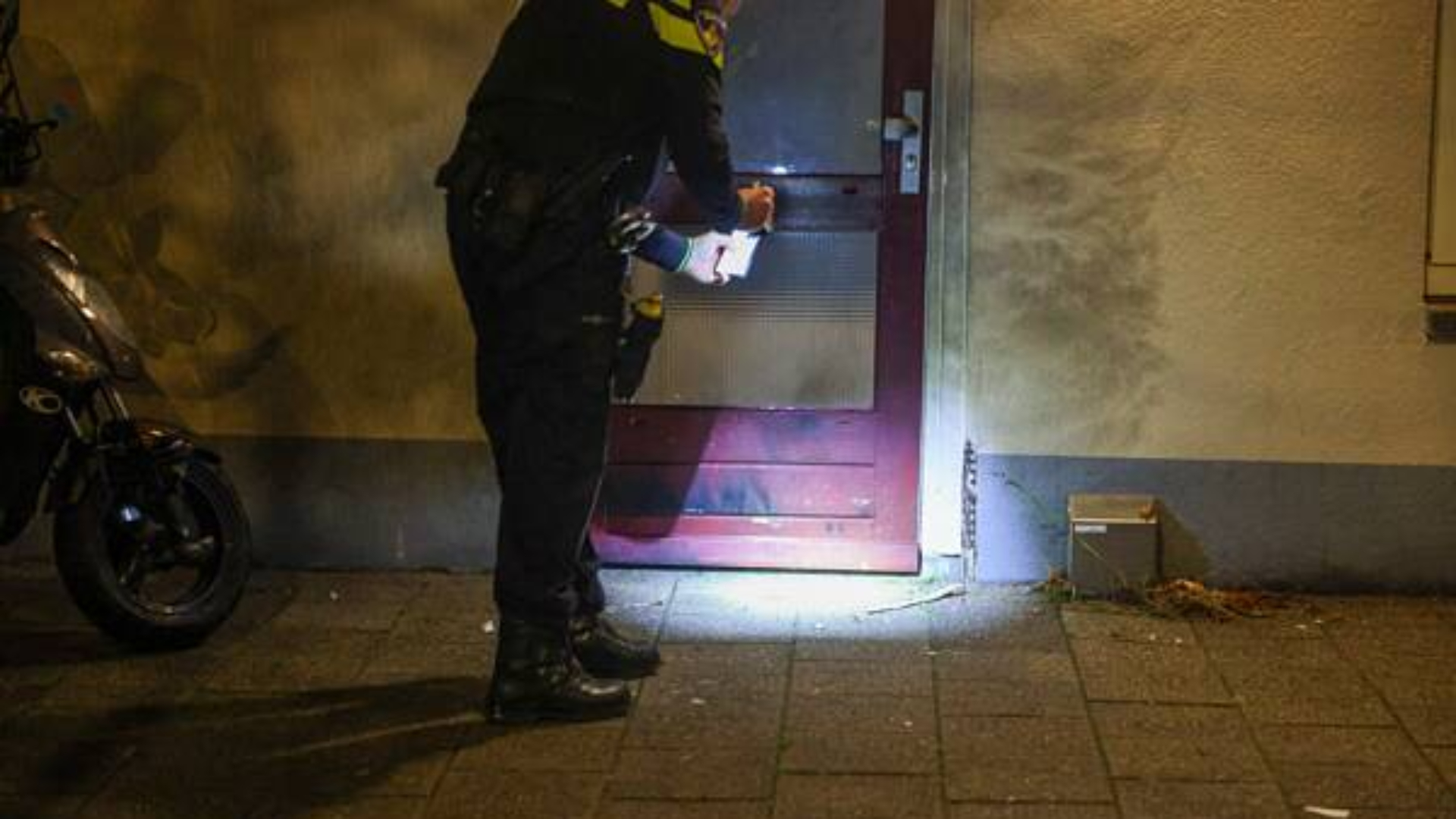 Explosie bij deur van portiek