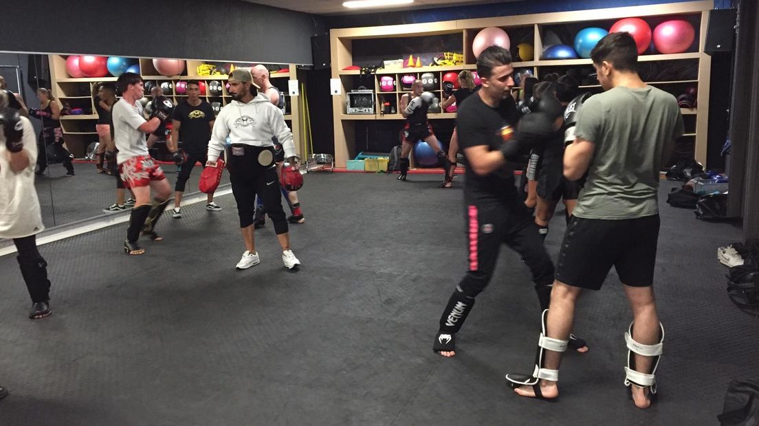 Na maanden kunnen de kickboksers weer trainen in Vlissingen, trainer Zarin (in het wit met pet op) ziet het lachend aan