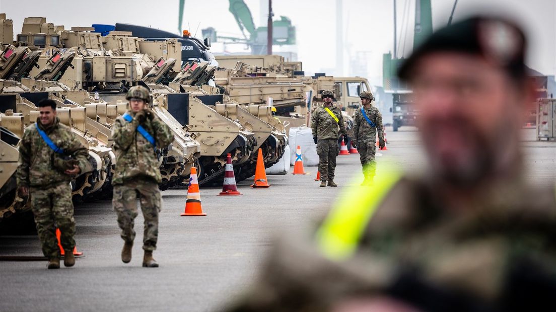Amerikaanse legervoertuigen komen aan in de haven van Vlissingen