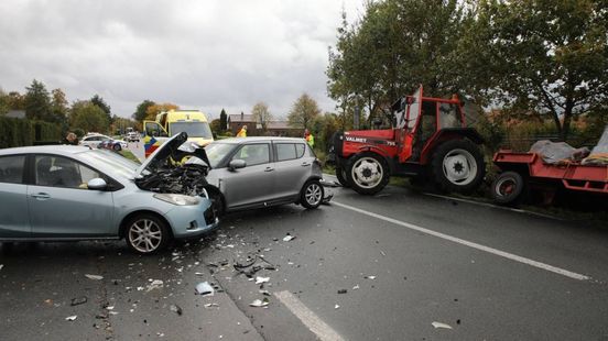 Gewonde bij ernstig ongeluk met trekker en auto's