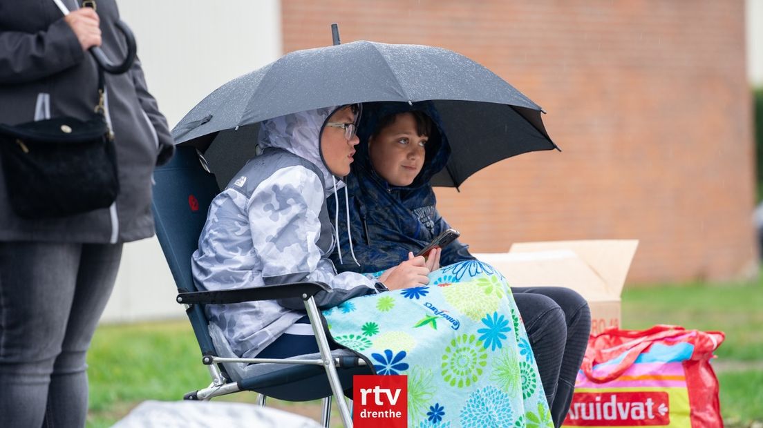 Ook onder de paraplu kun je je spulletjes aan de man brengen (Rechten: RTV Drenthe/KIm Stellingwerf)