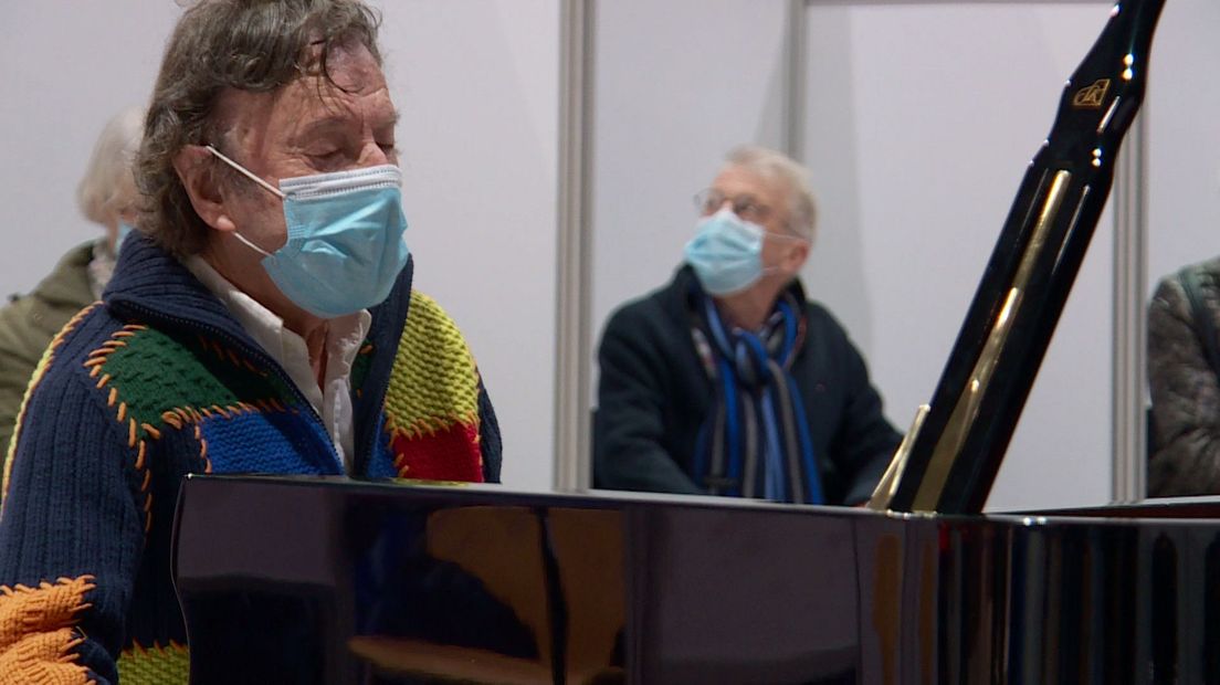 Pianist Laurens van Rooyen achter de piano
