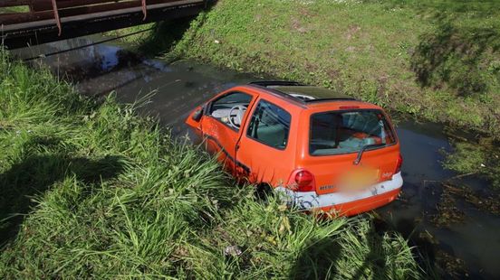 Gewonde en auto in sloot na ongeval. Gewonde en auto in sloot na ongeval.