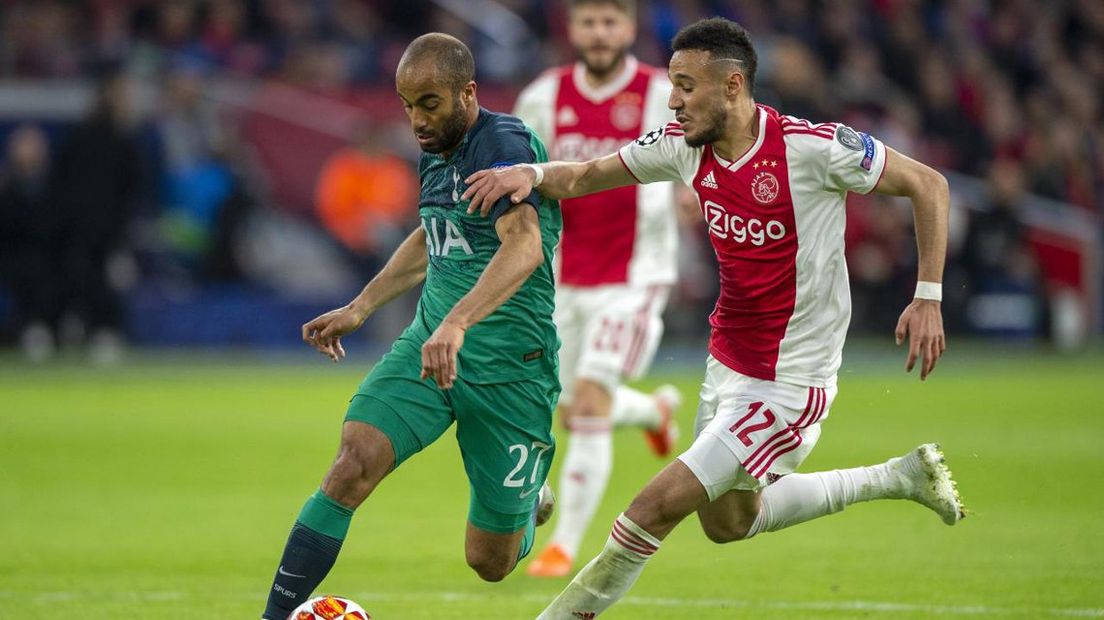 Noussair Mazraoui achtervolgt Spurs-aanvaller Lucas Moura.