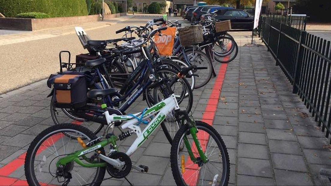 Speciale fiets-parkeer-vakken bij obs Heidepark in Lemelerveld