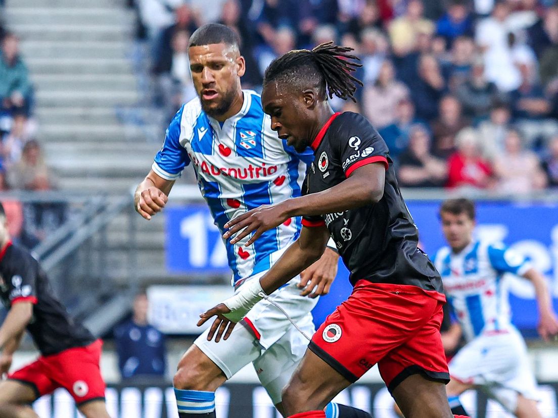 Jeffrey Bruma van sc Heerenveen probeert Excelsior-linksback Arthur Zagré af te stoppen