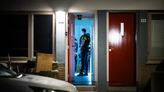 Man gewond bij schietpartij, politie doet onderzoek in woning