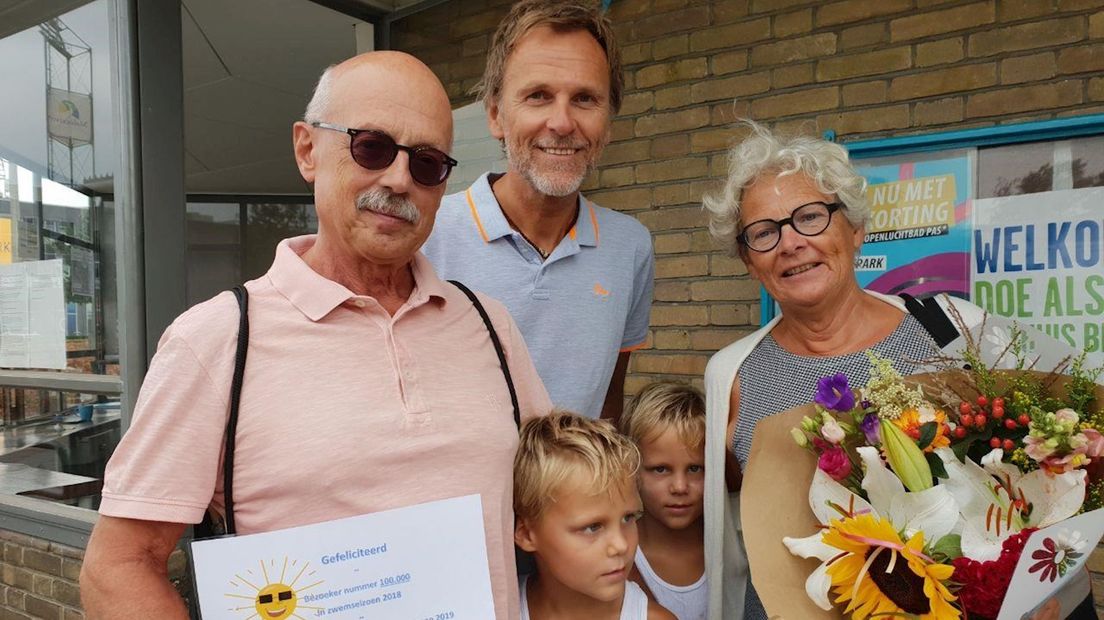 Too Kroon en Henk Krukkert samen met hun kleinkinderen en in het midden Peter Haverkort