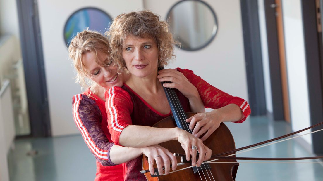 Muziek geeft afleiding aan zieke kinderen en hun ouders, vinden Tjakina Oosting en Marieke van der Heyden. Ze zijn professioneel cellist en oprichters van het project 'Muziek aan bed'. Nu zijn ze op zoek naar musici die ook hart hebben voor kinderen.