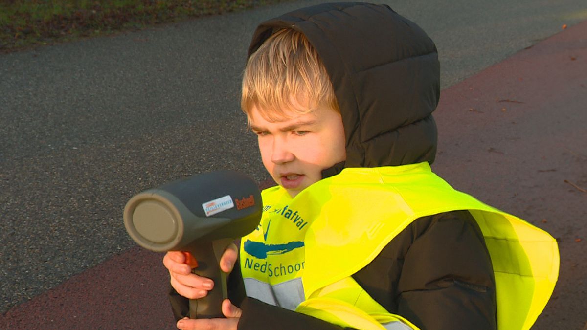 Kinderen met laserguns houden hardrijders aan in Ysbrechtum: 