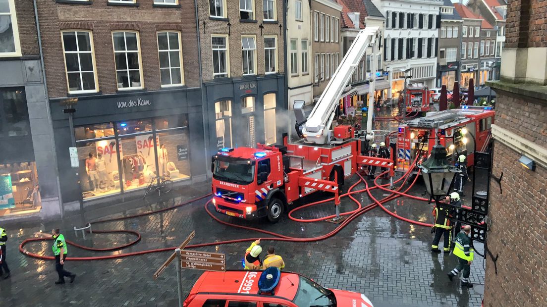 In een pizzeria aan de Houtmarkt in Zutphen woedde vrijdagochtend een zeer grote brand. In de buurt - het historische centrum - zitten veel horecagelegenheden. Inmiddels is de brand onder controle. De eigenaar is ontredderd, vertelde hij tegen Omroep Gelderland.