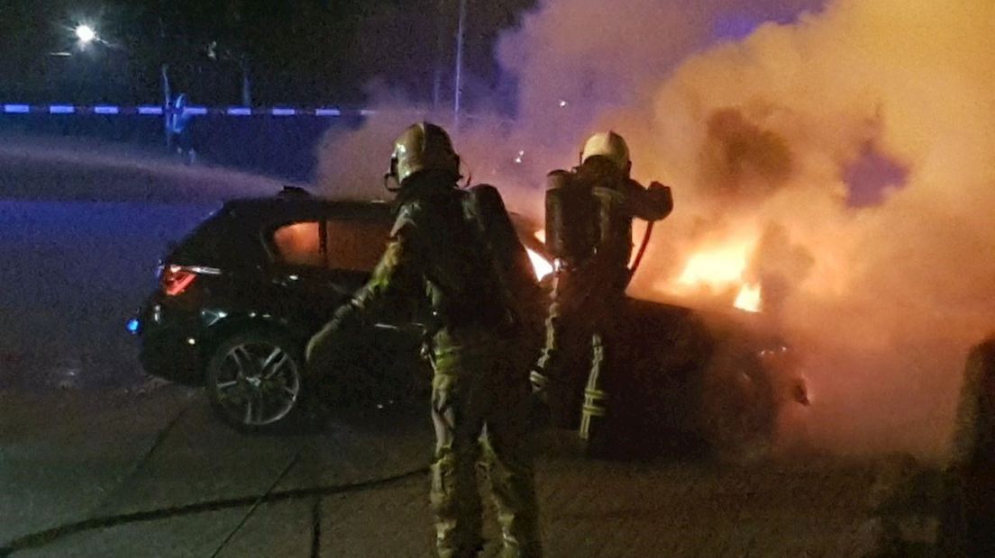 In twee auto's brak vannacht brand uit in Hengelo