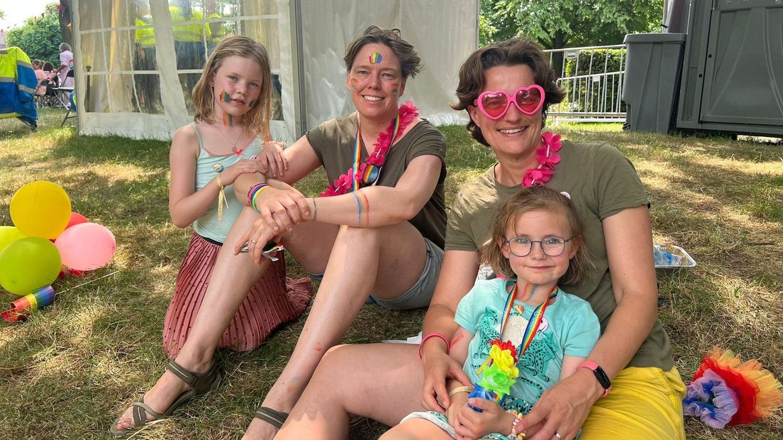 Isa, Roos, Renate en Sara-Linde op Roze Zaterdag