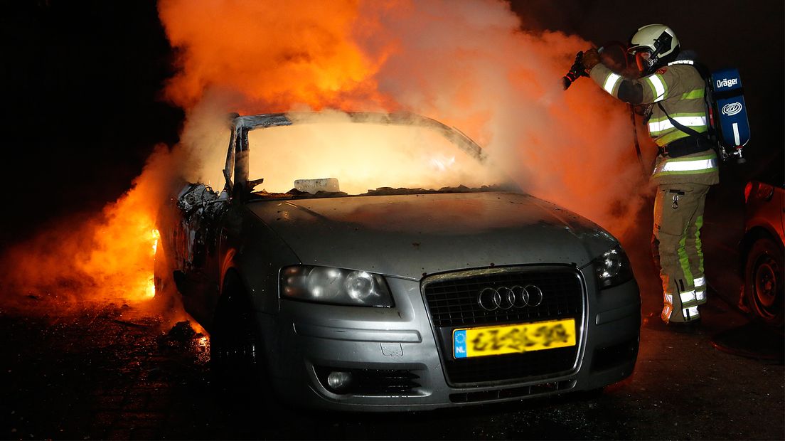 In Zeist ging een auto in vlammen op op de Nijenheim.