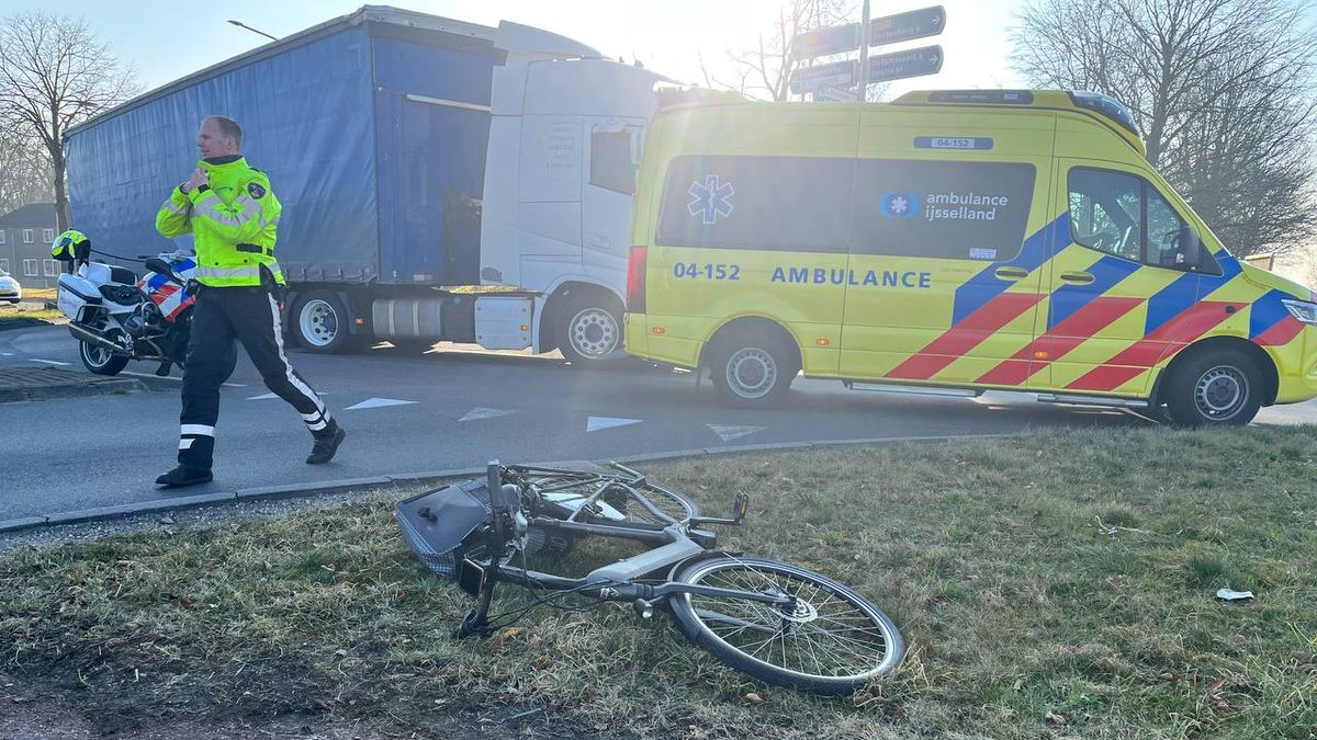 Fietser geschept op rotonde Slagharen