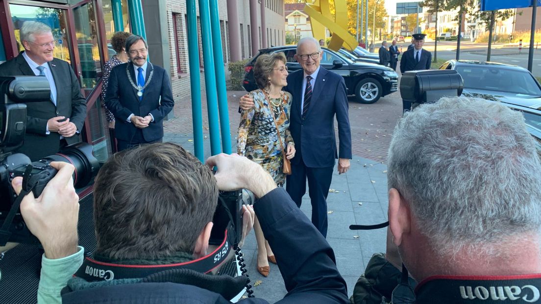 Prinses Margriet en Pieter van Vollenhoven voor het universiteitsgebouw